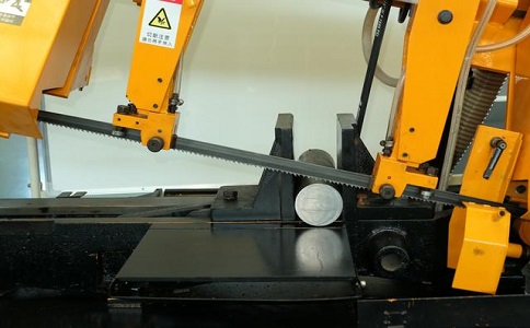 江汉石油管理局数控带锯床自动送料精度会出现偏差吗？