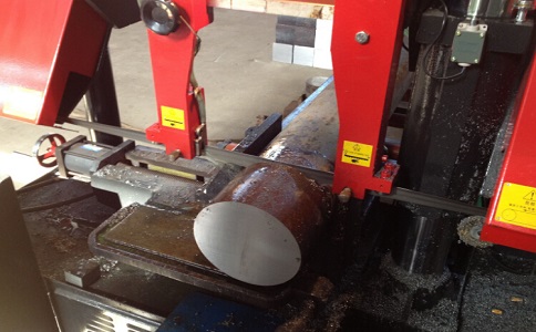 江汉石油管理局卧式带锯床加工时出现明显振荡如何排查？